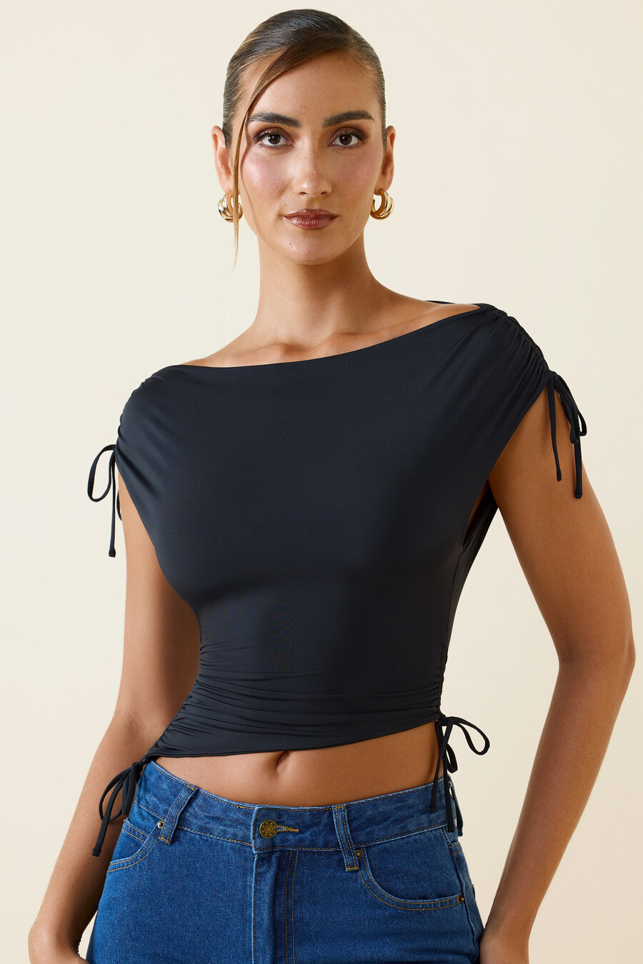 Ασύμμετρο crop top με Σούρα και Καπέλα σε Μαύρο