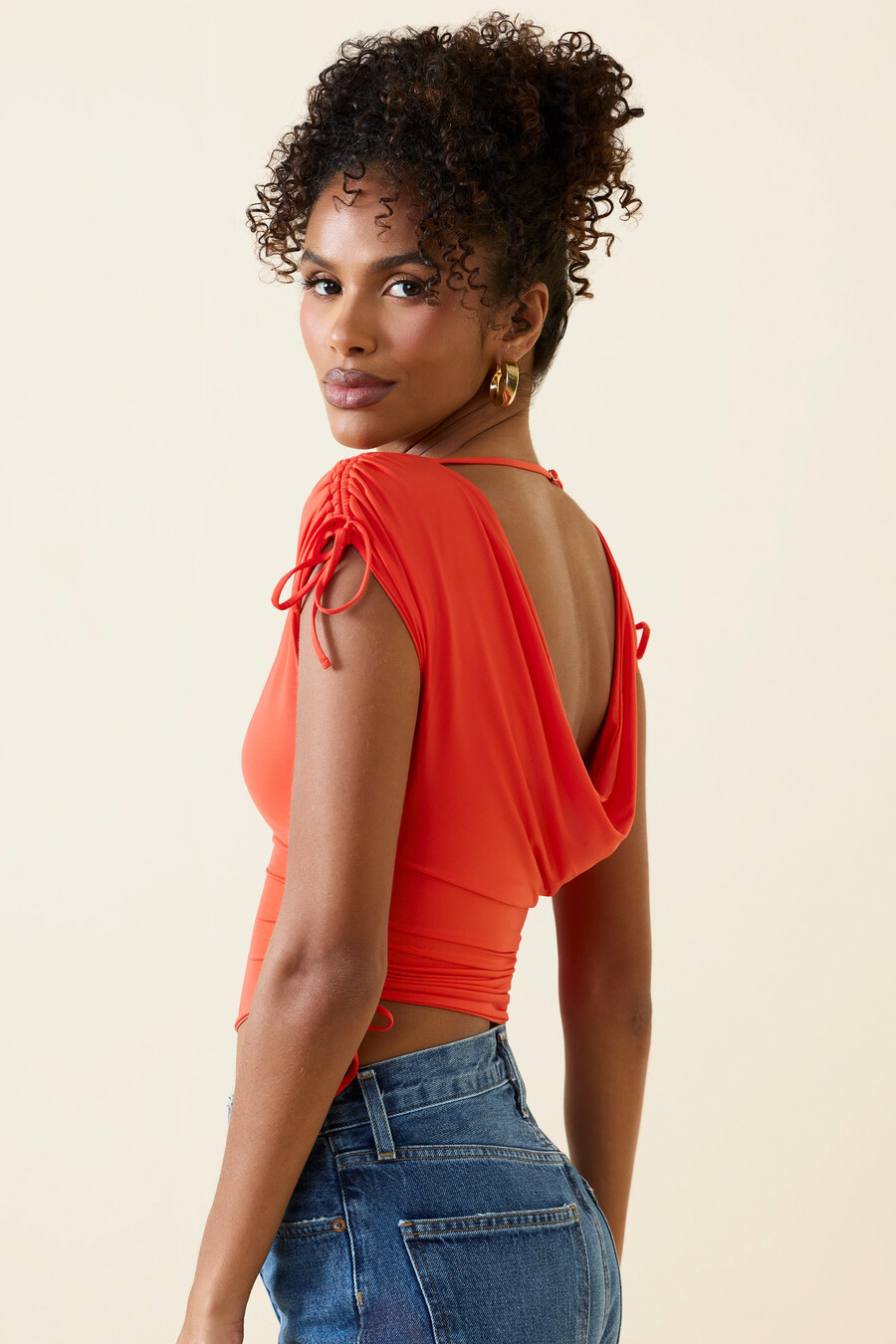 Ασύμμετρο crop top με Σούρα και Καπέλα σε Μπεζ Χρώμα