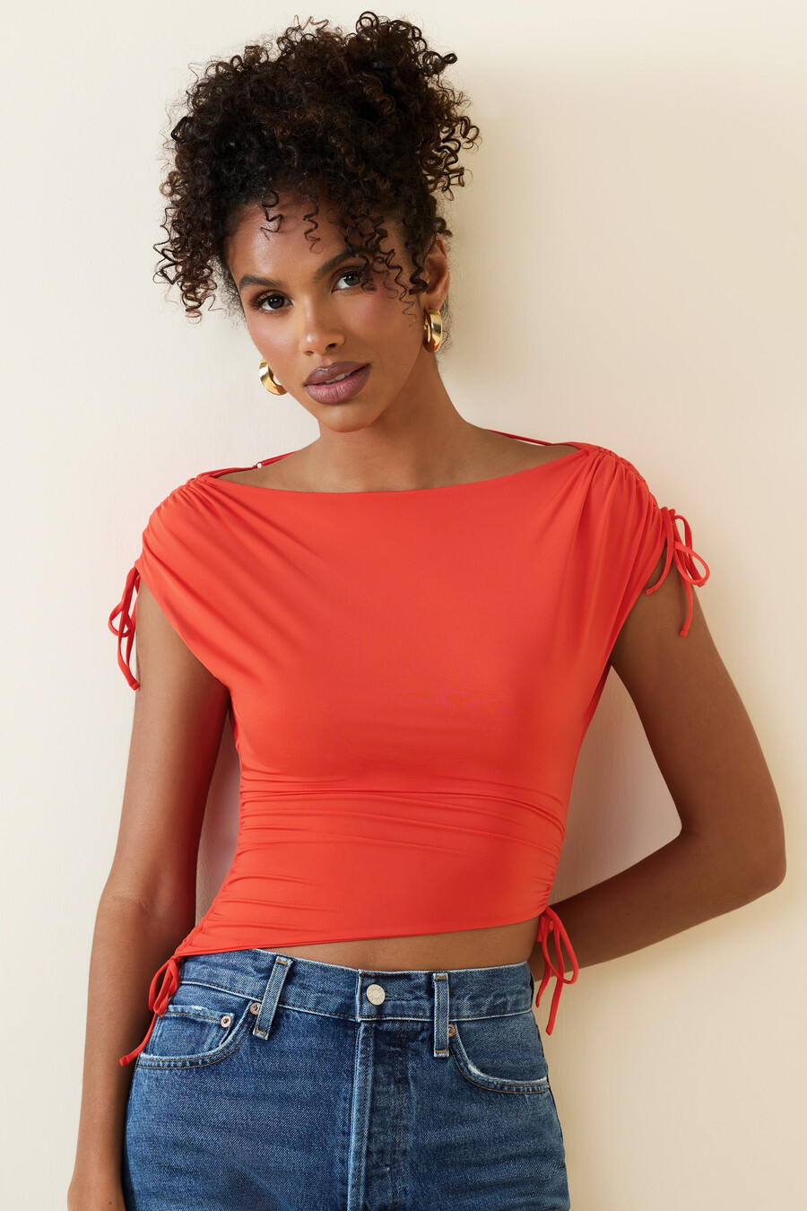 Ασύμμετρο crop top με Σούρα και Καπέλα σε Μπεζ Χρώμα