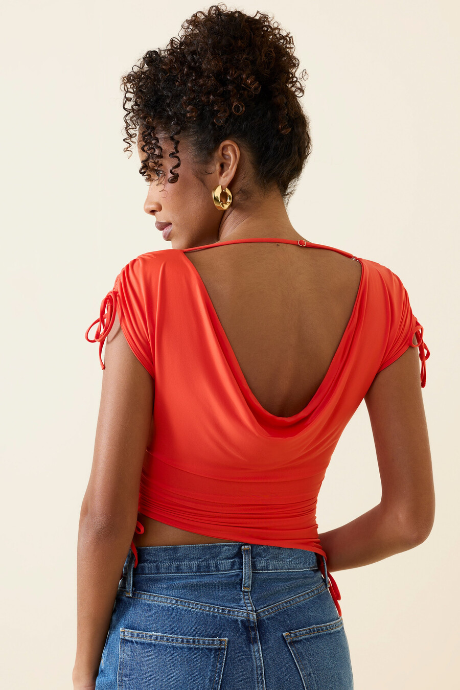 Ασύμμετρο crop top με Σούρα και Καπέλα σε Μπεζ Χρώμα