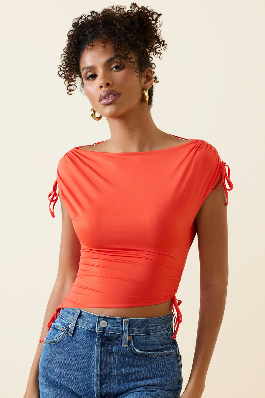 Ασύμμετρο crop top με Σούρα και Καπέλα σε Μπεζ Χρώμα