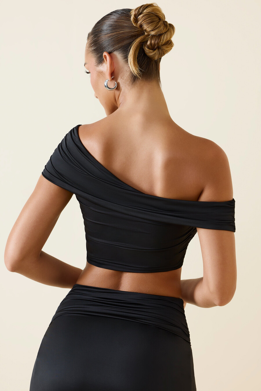 Ασύμμετρο crop top με Σούρες και Έξωμους Ώμους σε Μαύρο Χρώμα
