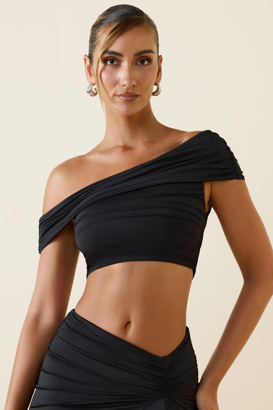 Ασύμμετρο crop top με Σούρες και Έξωμους Ώμους σε Μαύρο Χρώμα