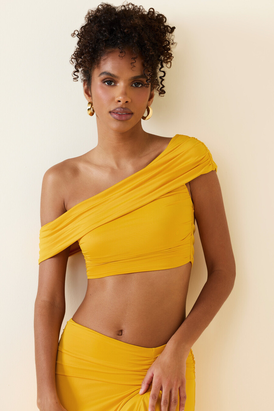 Ασύμμετρο crop top με Σούρες και Έξωμους Ώμους σε Χρυσαφί Κίτρινο