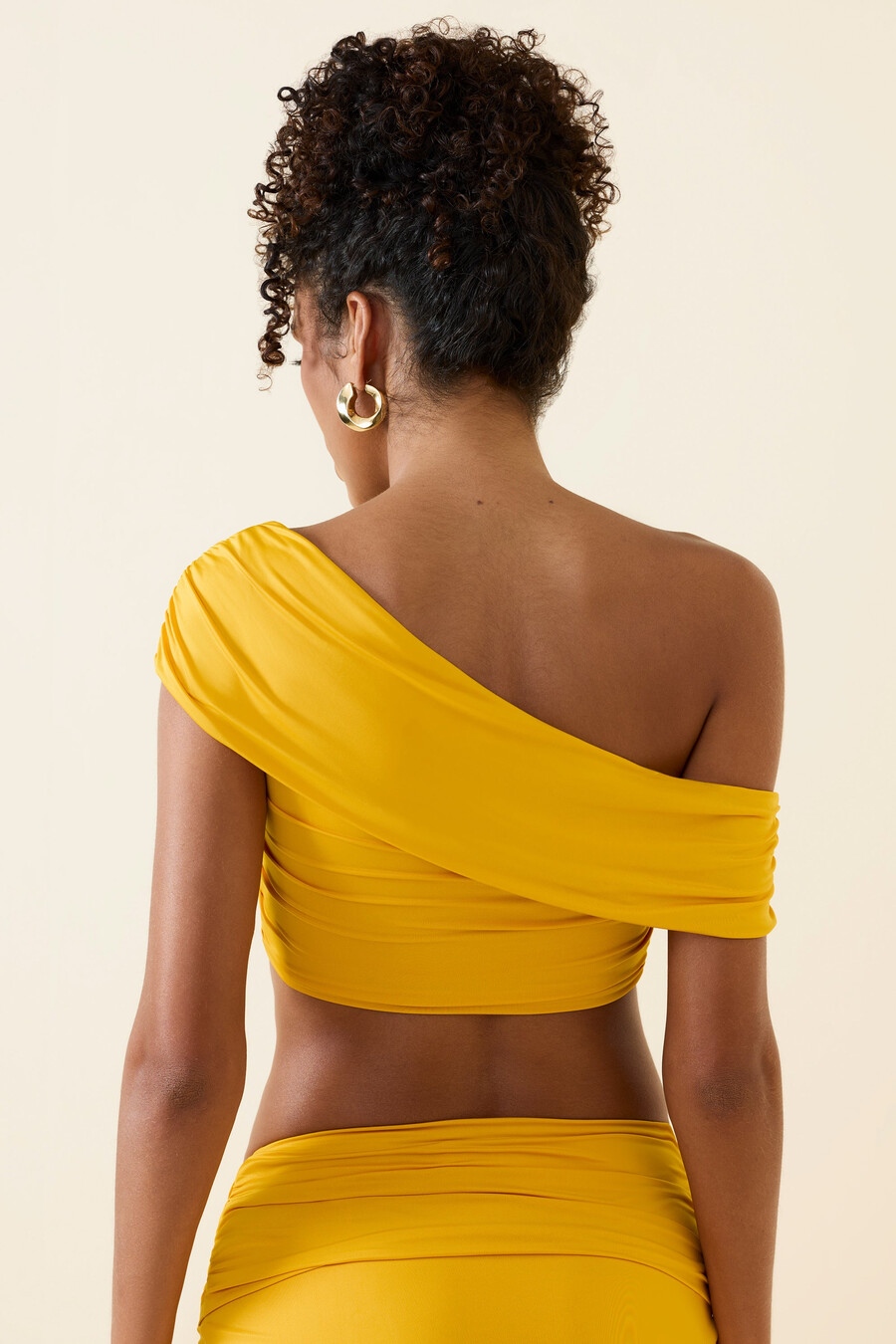 Ασύμμετρο crop top με Σούρες και Έξωμους Ώμους σε Χρυσαφί Κίτρινο