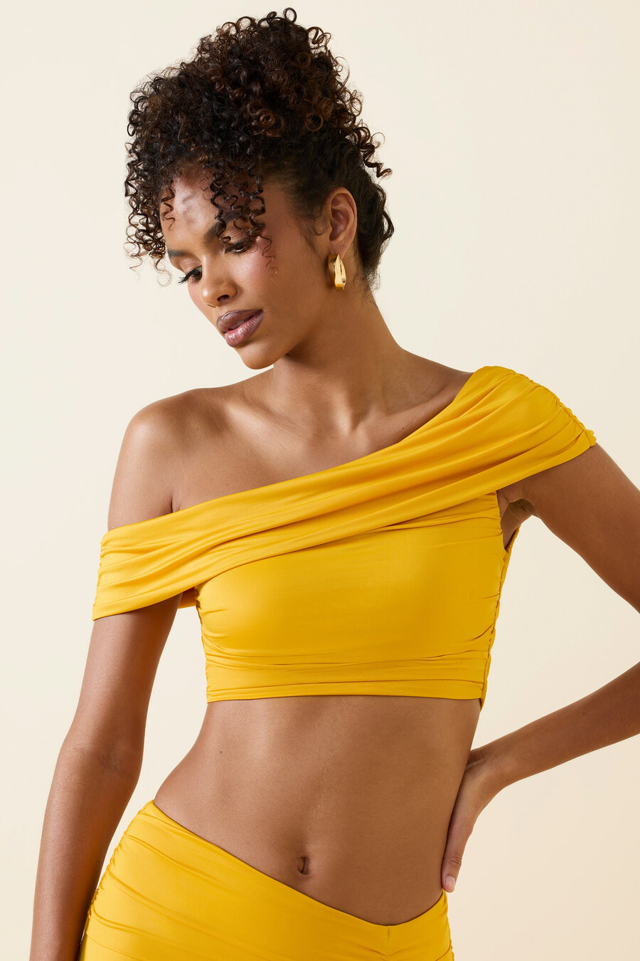 Ασύμμετρο crop top με Σούρες και Έξωμους Ώμους σε Χρυσαφί Κίτρινο
