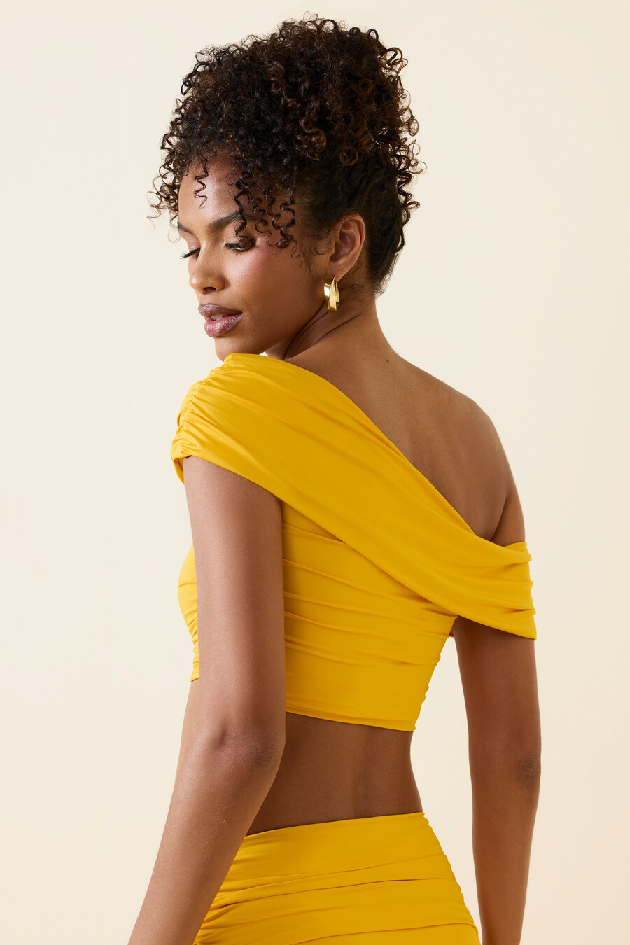 Ασύμμετρο crop top με Σούρες και Έξωμους Ώμους σε Χρυσαφί Κίτρινο