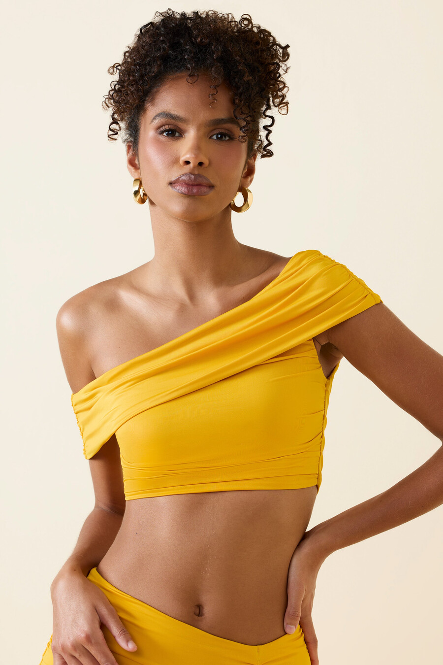 Ασύμμετρο crop top με Σούρες και Έξωμους Ώμους σε Χρυσαφί Κίτρινο