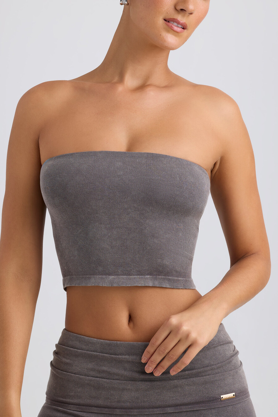 Μπλούζα bandeau crop σε χρώμα washed charcoal