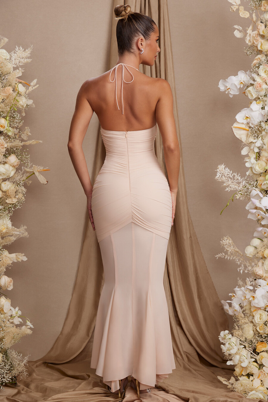 Φόρεμα μάξι με κοψίματα και λαιμόκοψη σε κρεμ χρώμα