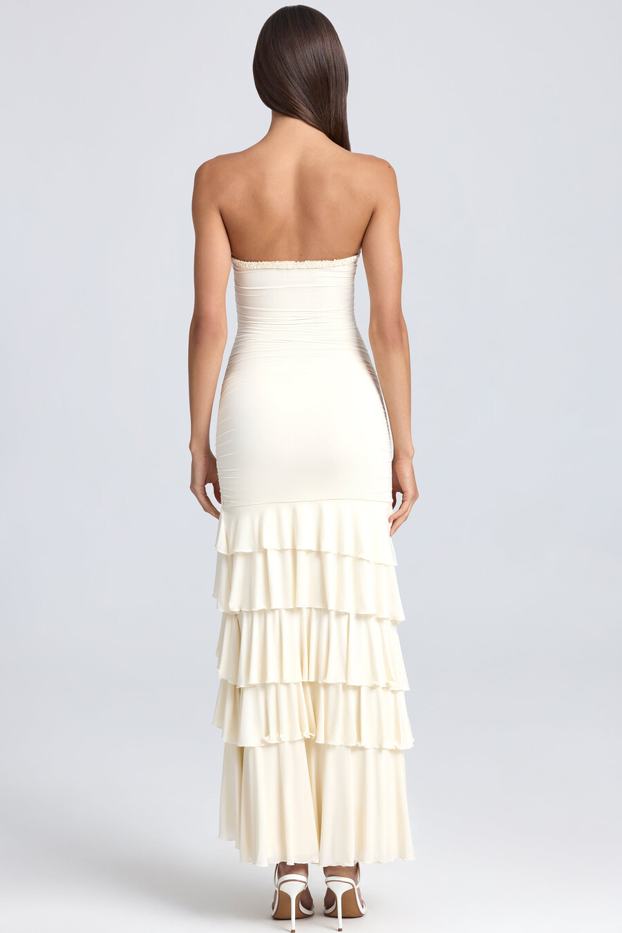 bandeau ruched ruffle-trim maxi φόρεμα σε ιβουάρ